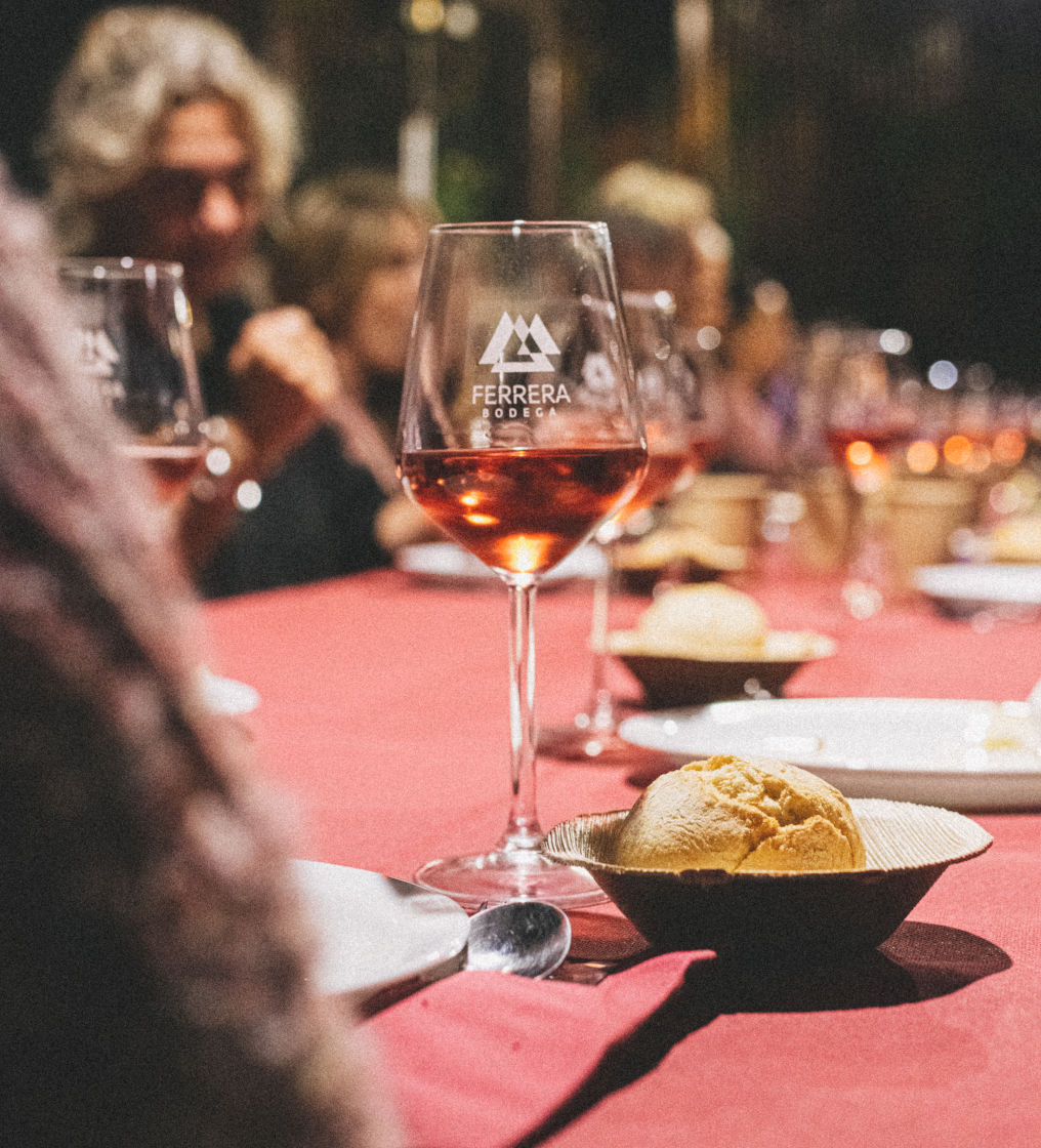 Bicchiere di vino e pane sul tavolo della Bodega Ferrera, Tenerife.