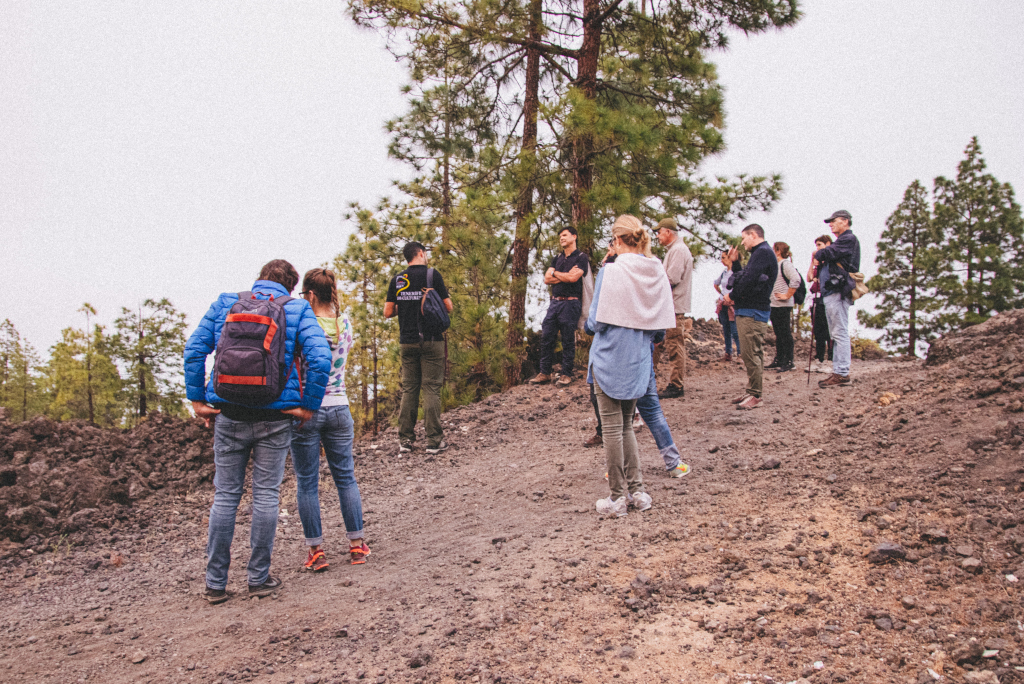 Gruppo di persone che cammina lungo un sentiero vulcanico a Tenerife.