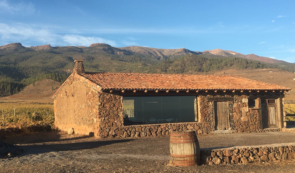 Casa in pietra nel paesaggio montuoso di Tenerife.