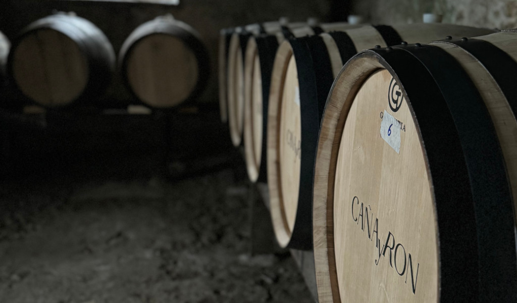 Botti di rum Cañarón in una cantina a Tenerife.