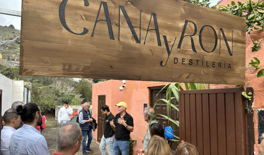 Le persone si radunarono sotto il bandiere CAÑA e RON DESTILERÍA a Tenerife.