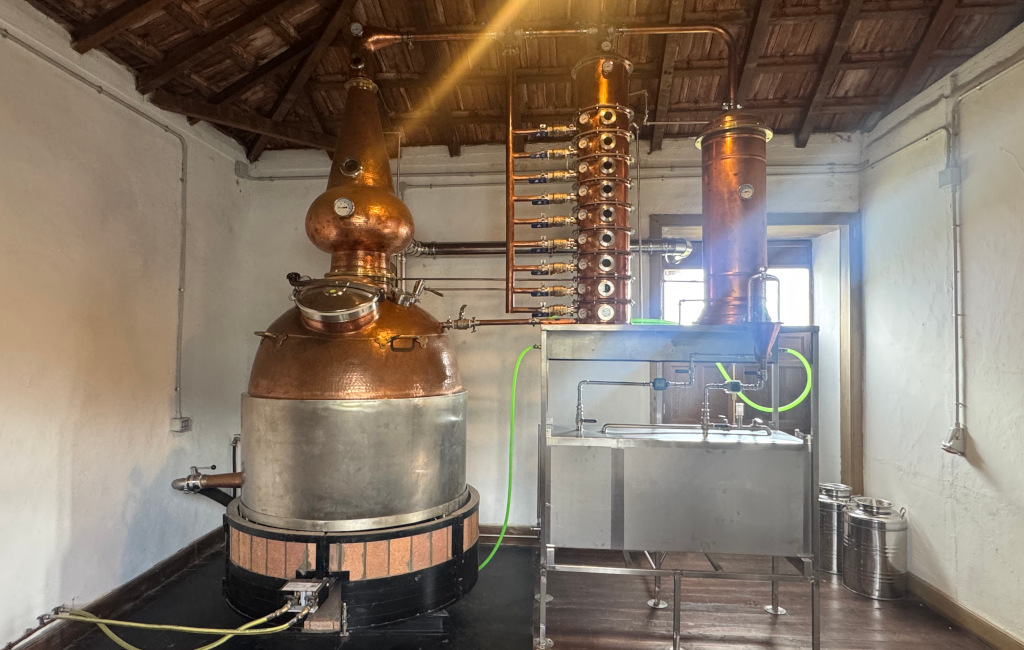 Alambicco di rame in una distilleria tradizionale a Tenerife.