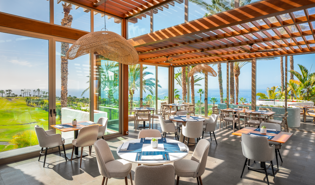 Ristorante con vista sul mare e campi da golf a Tenerife.
