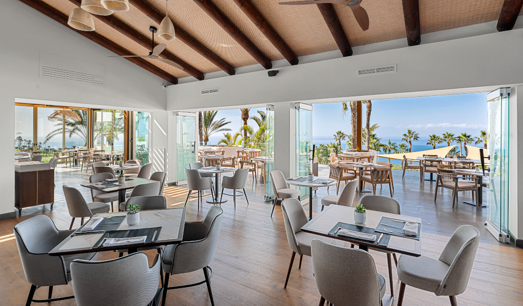 Ristorante con vista sul mare e palme a Tenerife.