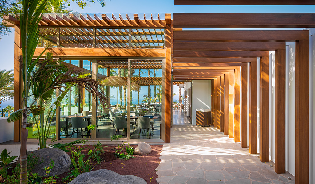 Ingresso di un ristorante con terrazza e vista sul mare a Tenerife.