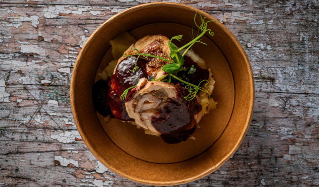 Piatto di carne con purea e salsa in contenitore di cartone, Tenerife.