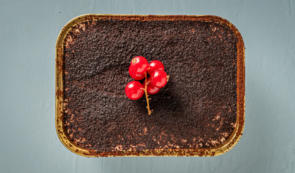 Dessert al cioccolato con ribes rosso in tavola a Tenerife.