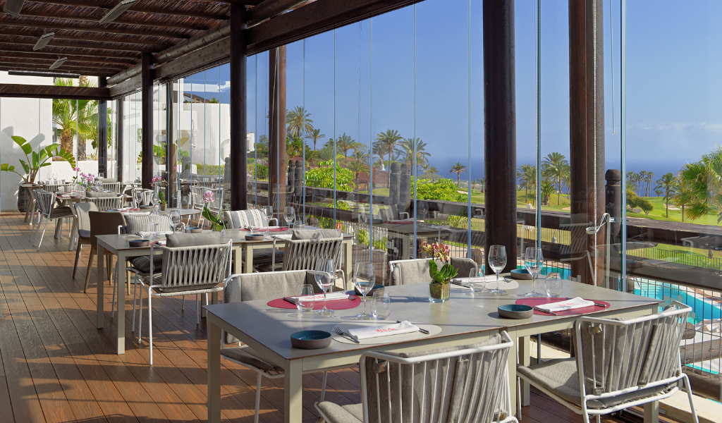 Ristorante a Tenerife con vista sul giardino e sull'Oceano Atlantico.