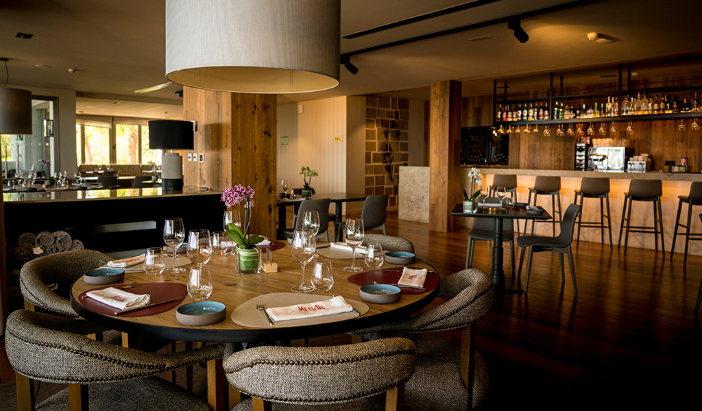 Tavolo con bevande e piatti in un elegante ristorante a Tenerife.