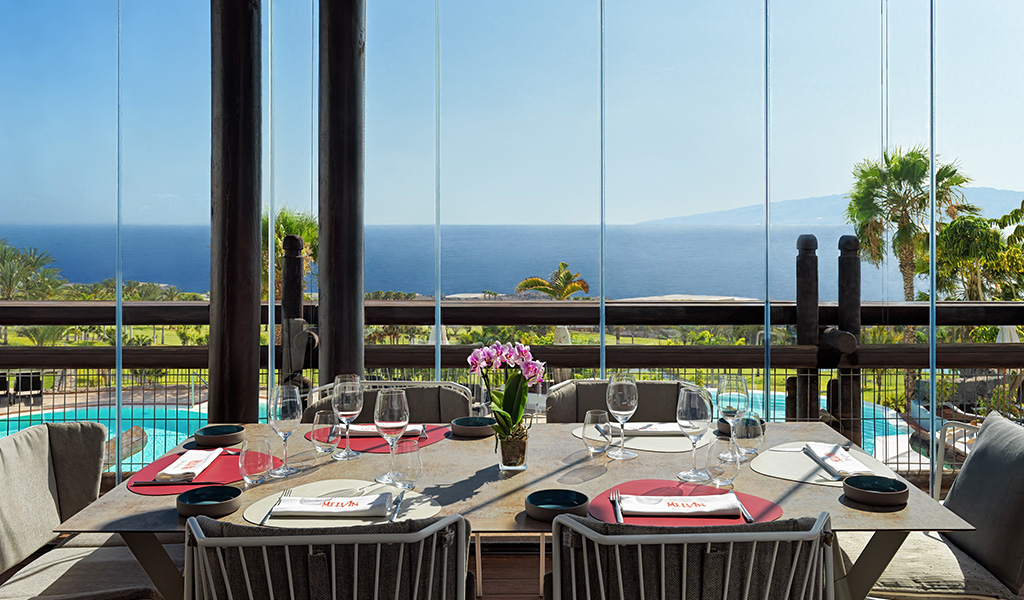 Tavolo con stoviglie in ristorante con vista sul mare a Tenerife.