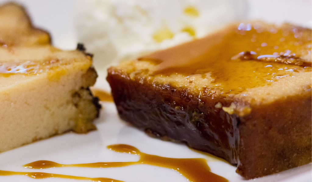 Flan con caramello e panna su un piatto, un tipico dessert di Tenerife.