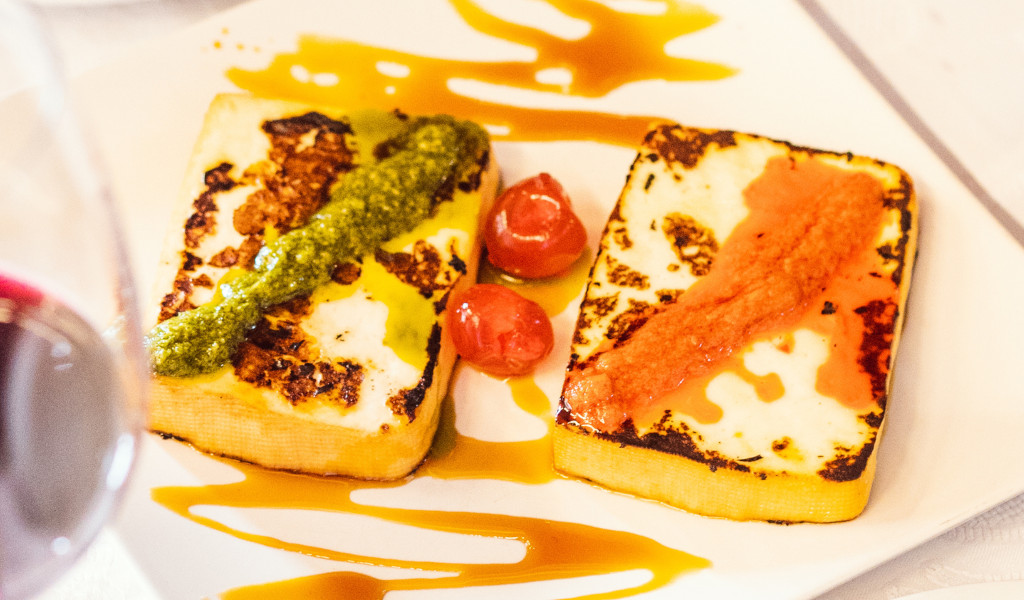 Formaggio con salse verdi e rosse e pomodori, un piatto tipico di Tenerife.