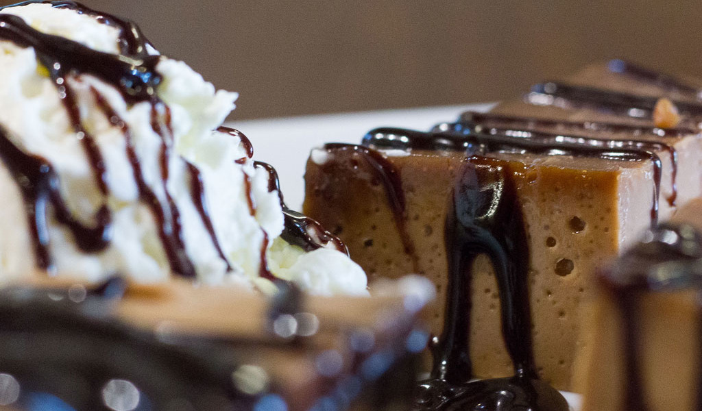 Dessert con caramello e panna ricoperto di cioccolato a Tenerife.