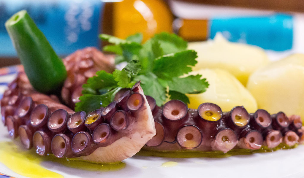 Polpo con patate e coriandolo in un piatto tipico di Tenerife.