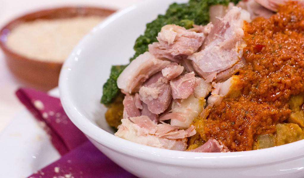 Piatto di maiale con mojo rosso e verde in un ristorante a Tenerife.