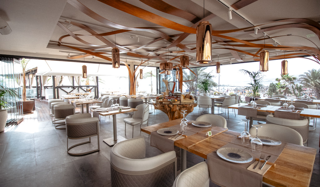 Elegante ristorante con vista sul mare a Tenerife, tavoli preparati per i commensali.