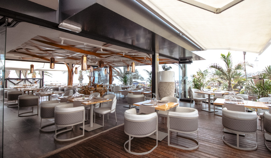 Ristorante con terrazza a Tenerife, tavoli e sedie disposti per i commensali.