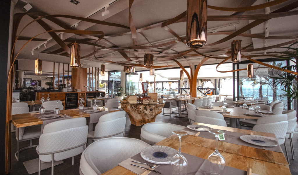 Ristorante con tavoli eleganti e arredamento moderno a Tenerife.