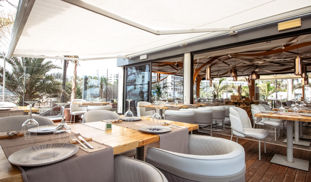 Ristorante all'aperto con tavoli e sedie a Tenerife.