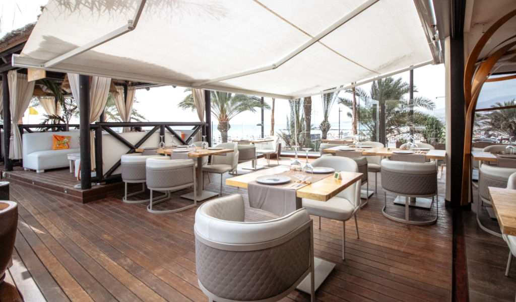 Terrazza ristorante con vista sul mare e posti all'aperto a Tenerife.