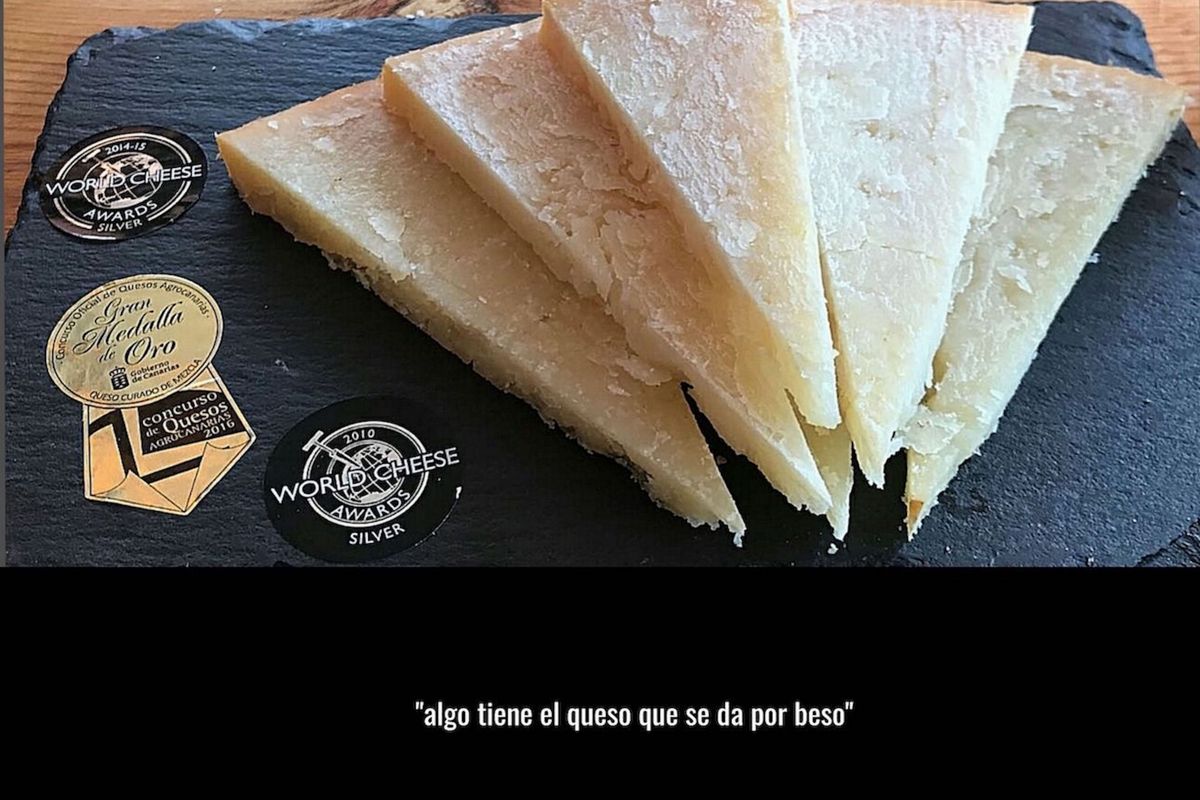 Formaggio stagionato premiato, Tenerife, con medaglie e scritto qualcosa sul formaggio che viene offerto per un bacio.