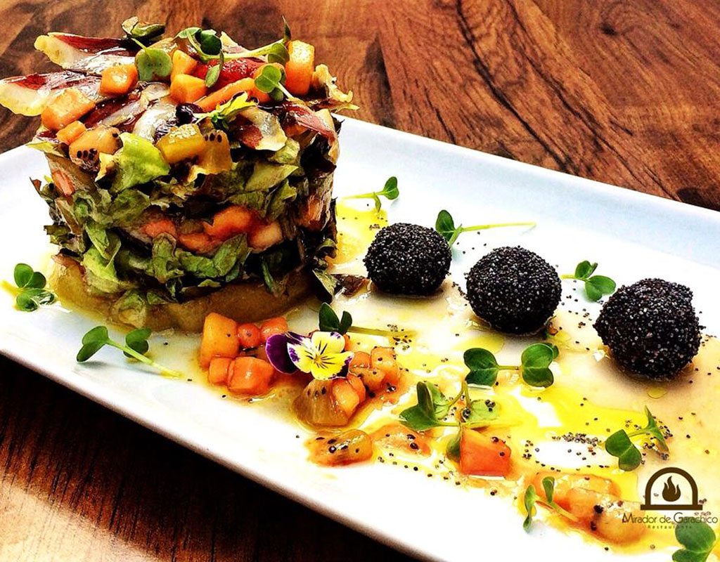 Insalata gourmet con polpette di formaggio e frutta al Mirador de Garachico, Tenerife.