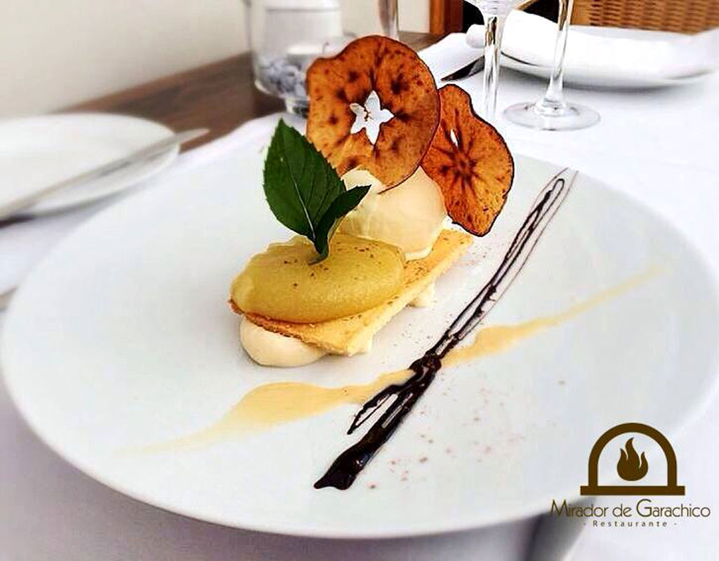 Dessert gourmet con panna, gelato e fette di mela al Mirador de Garachico.