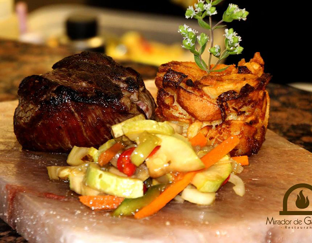 Carne arrosto con verdure e torta di patate al Mirador de Garachico, Tenerife.