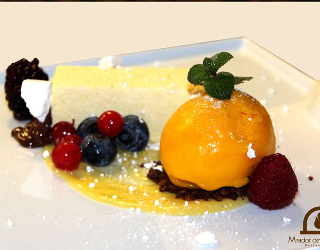 Dessert gelato con frutta al Mirador de Garachico, Tenerife.