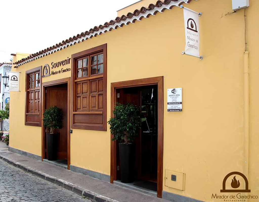 Facciata del ristorante Mirador de Garachico a Tenerife, con insegne visibili.