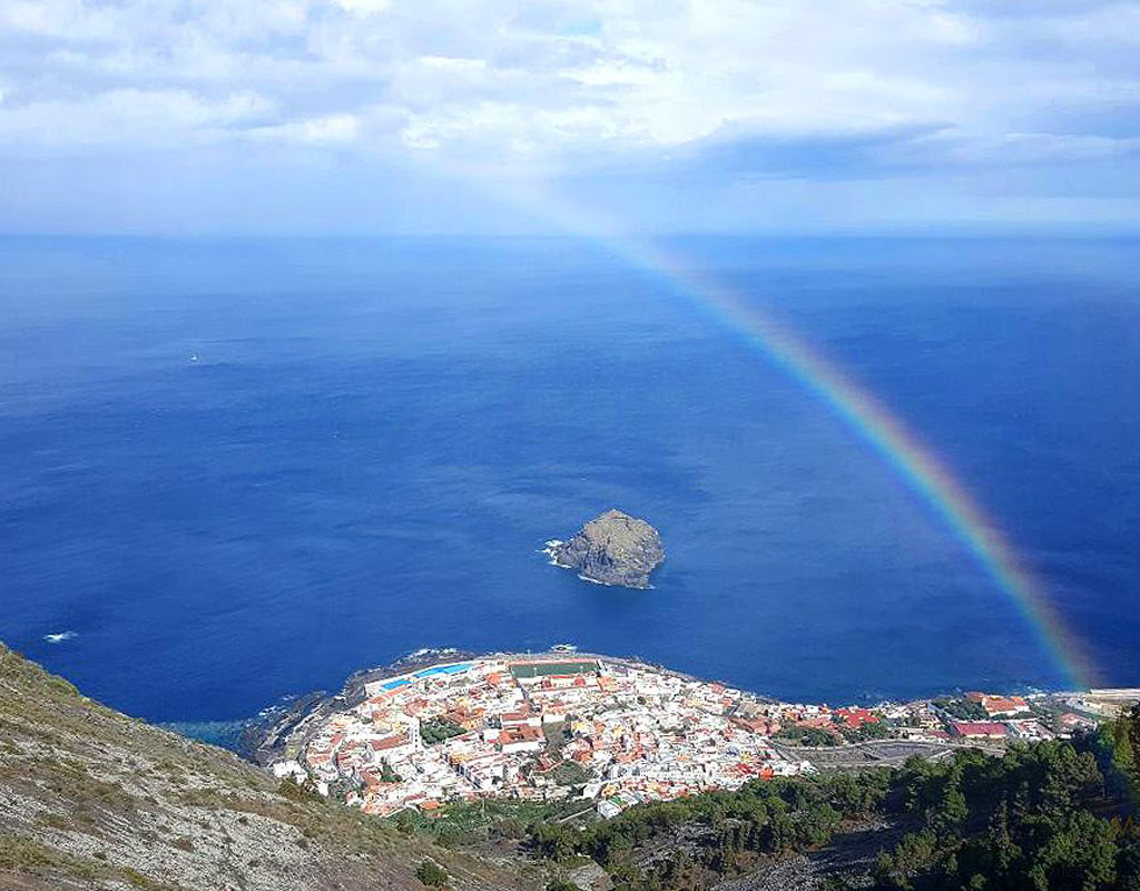 Arcobaleno sull'oceano vicino a Garachico a Tenerife.