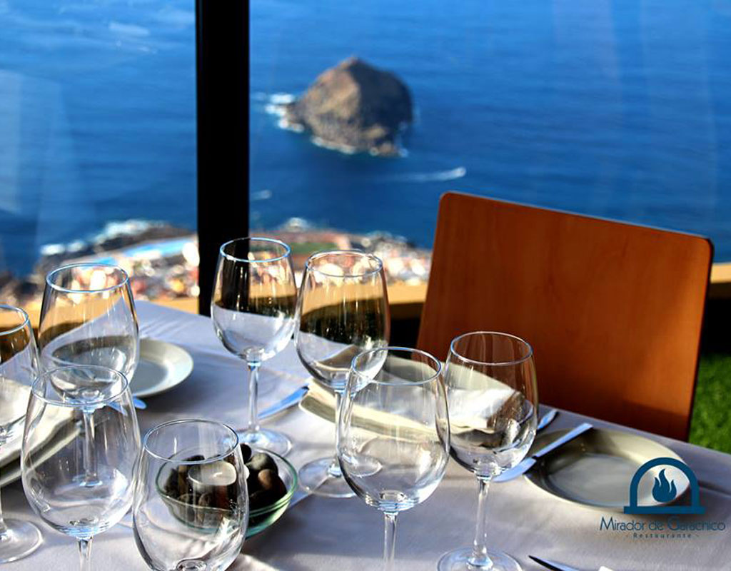 Tavolo con bicchieri e piatti, vista sul mare dal Mirador de Garachico, Tenerife.