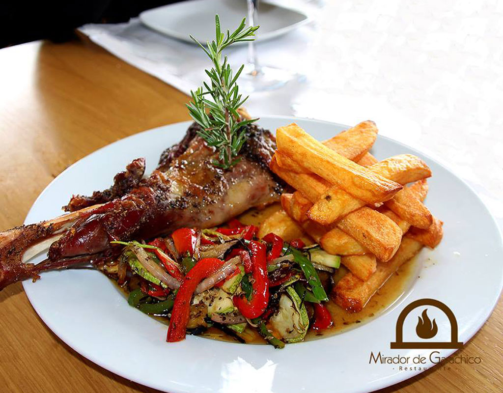 Coscia d'agnello con patatine fritte e verdure al Mirador de Garachico.
