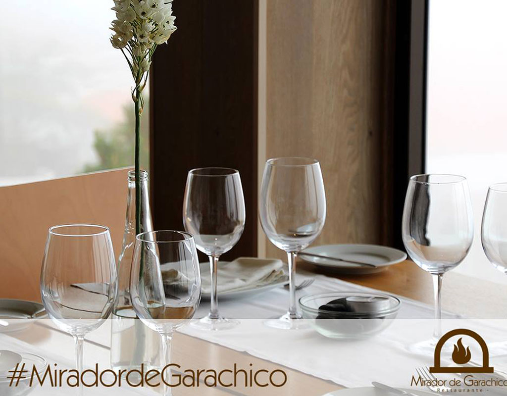 Tavolo con bicchieri vuoti e fiori bianchi al ristorante Mirador de Garachico. #MiradordeGarachico