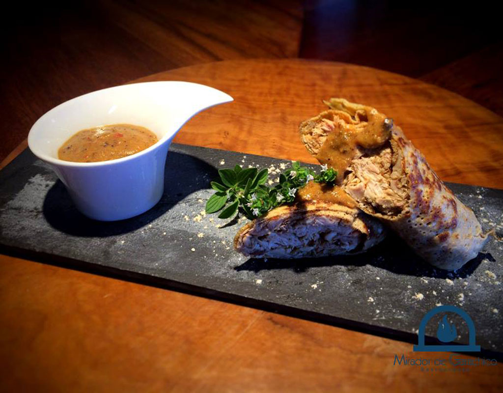 Piatto di carne con salsa ed erbe aromatiche al Mirador de Garachico, Tenerife.