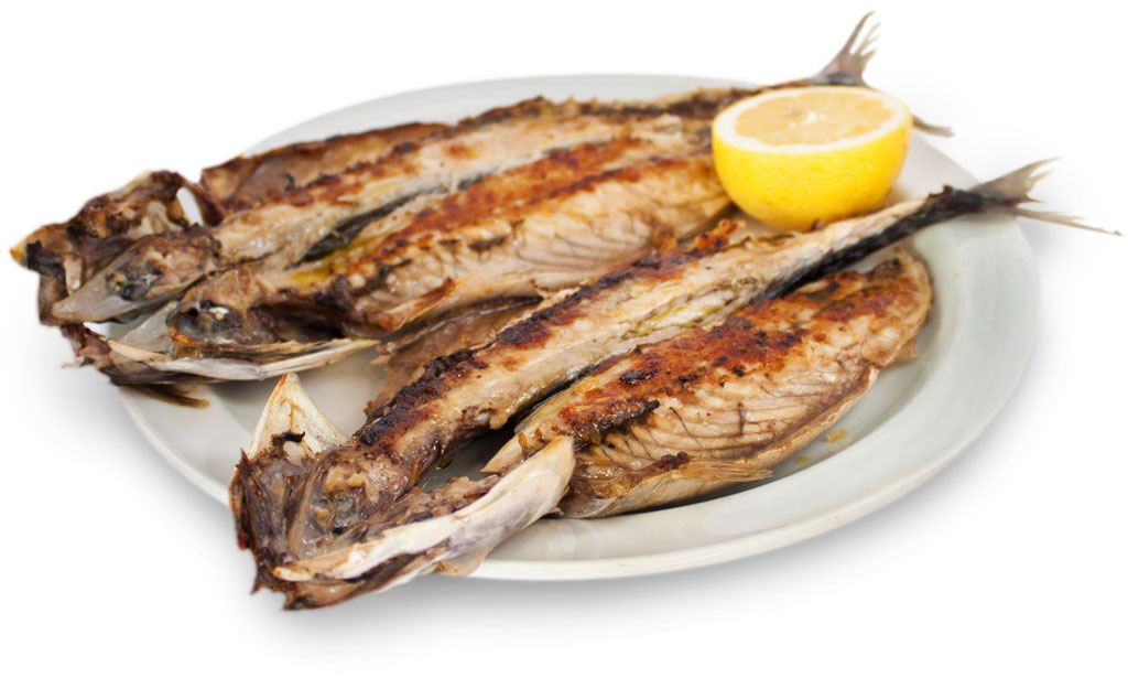 Sgombro arrosto su un piatto con mezzo limone, tipico tenerife.