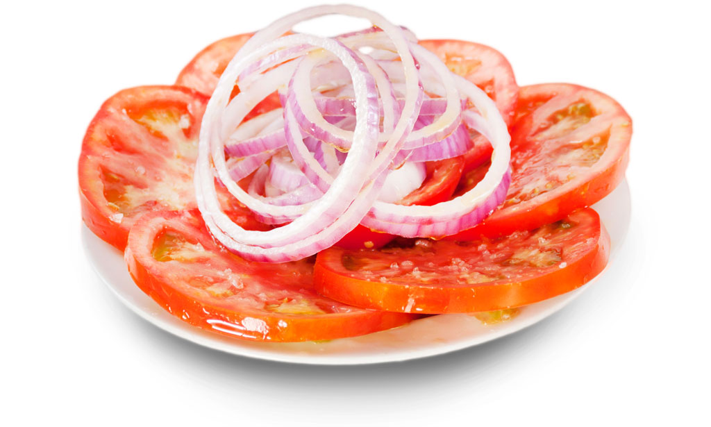 Fette di pomodoro e cipolla su un piatto a Tenerife.