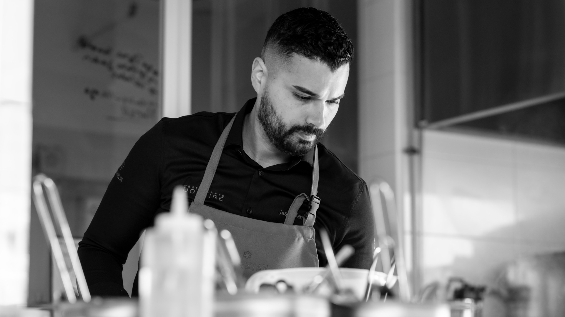 Chef in una cucina di ristorante a Tenerife, concentrato sul suo lavoro.