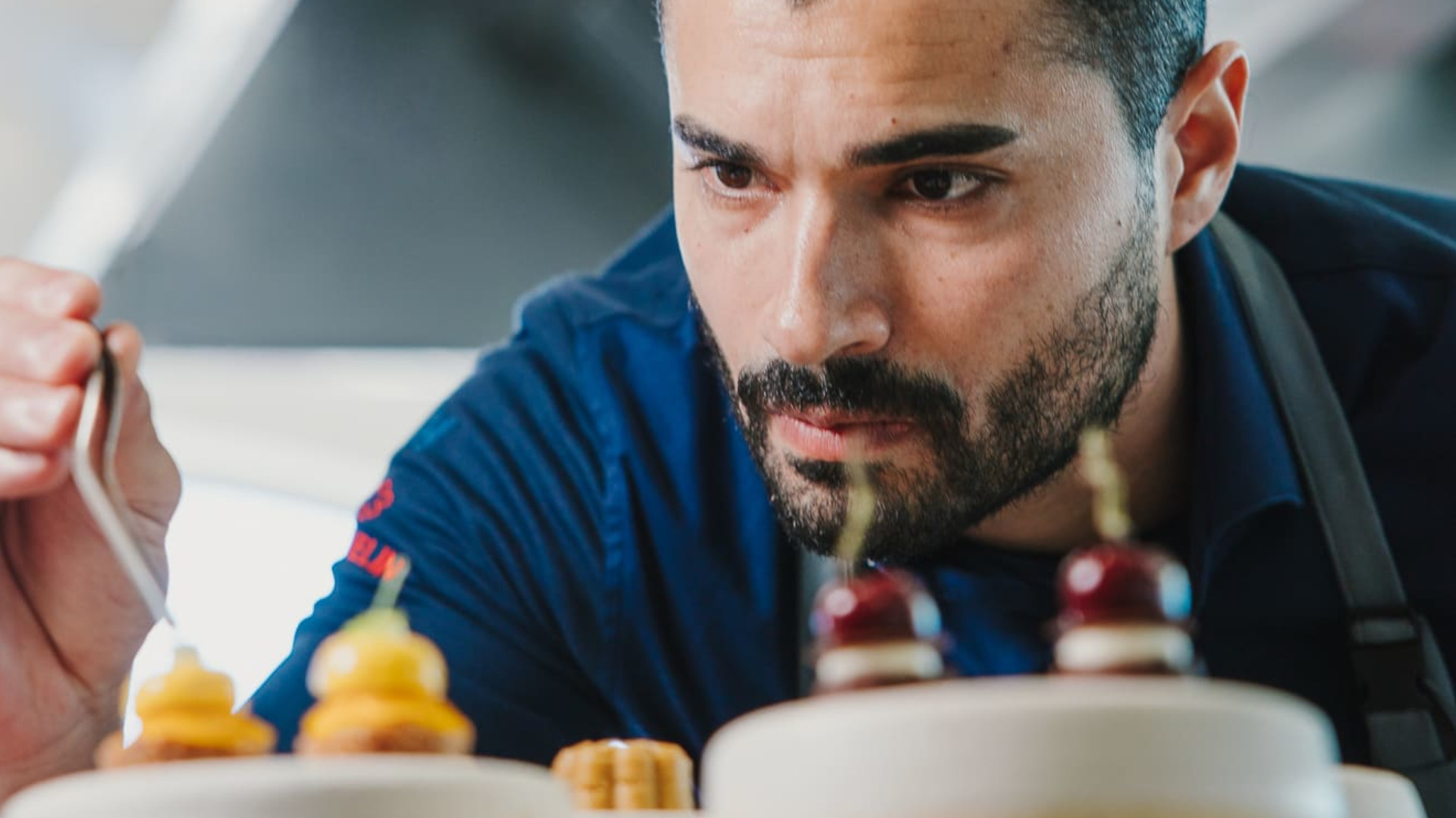 Chef concentrato che decora un piatto a Tenerife.