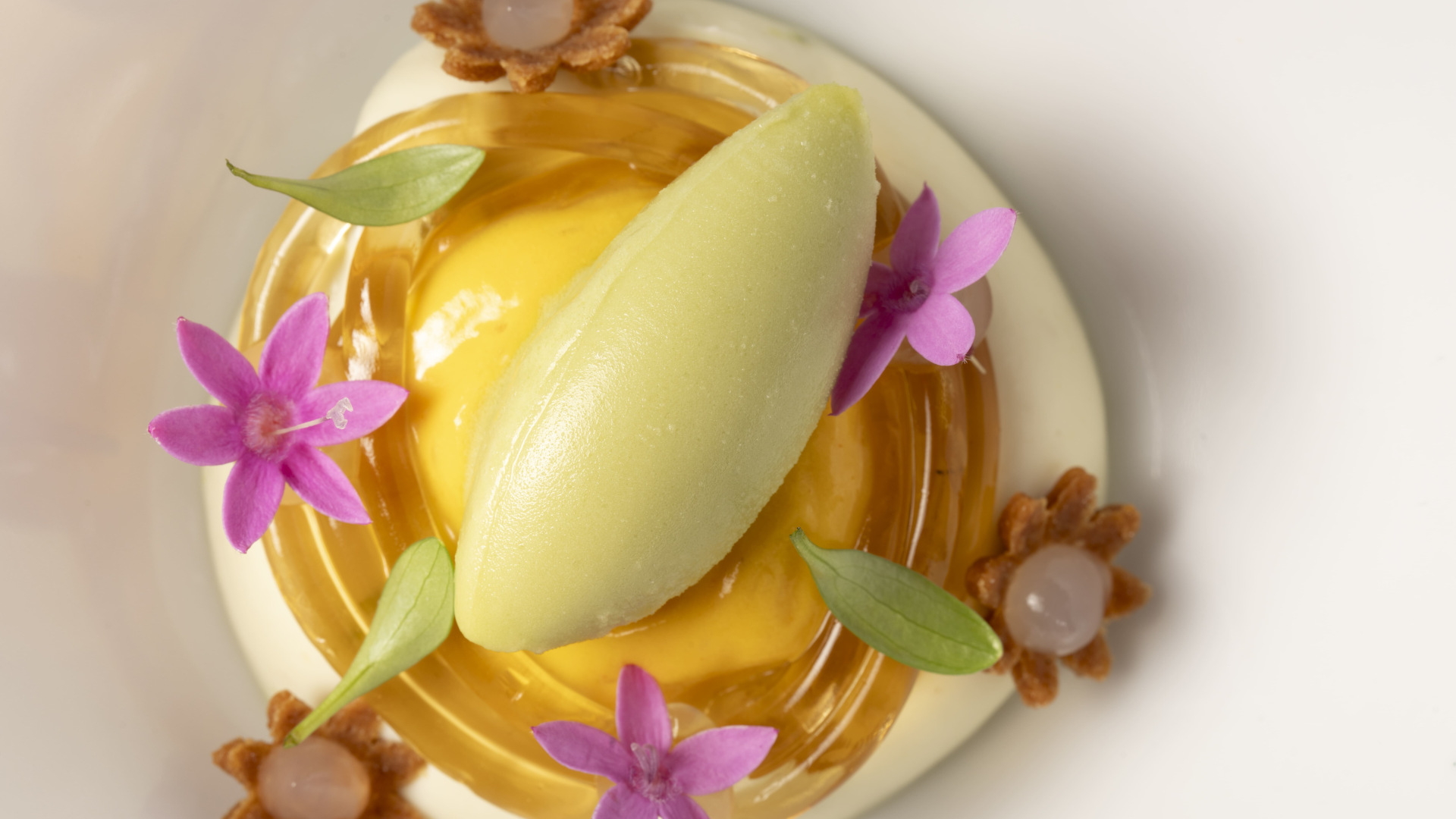 Gelato al limone con fiori commestibili e piccoli biscotti, Tenerife.