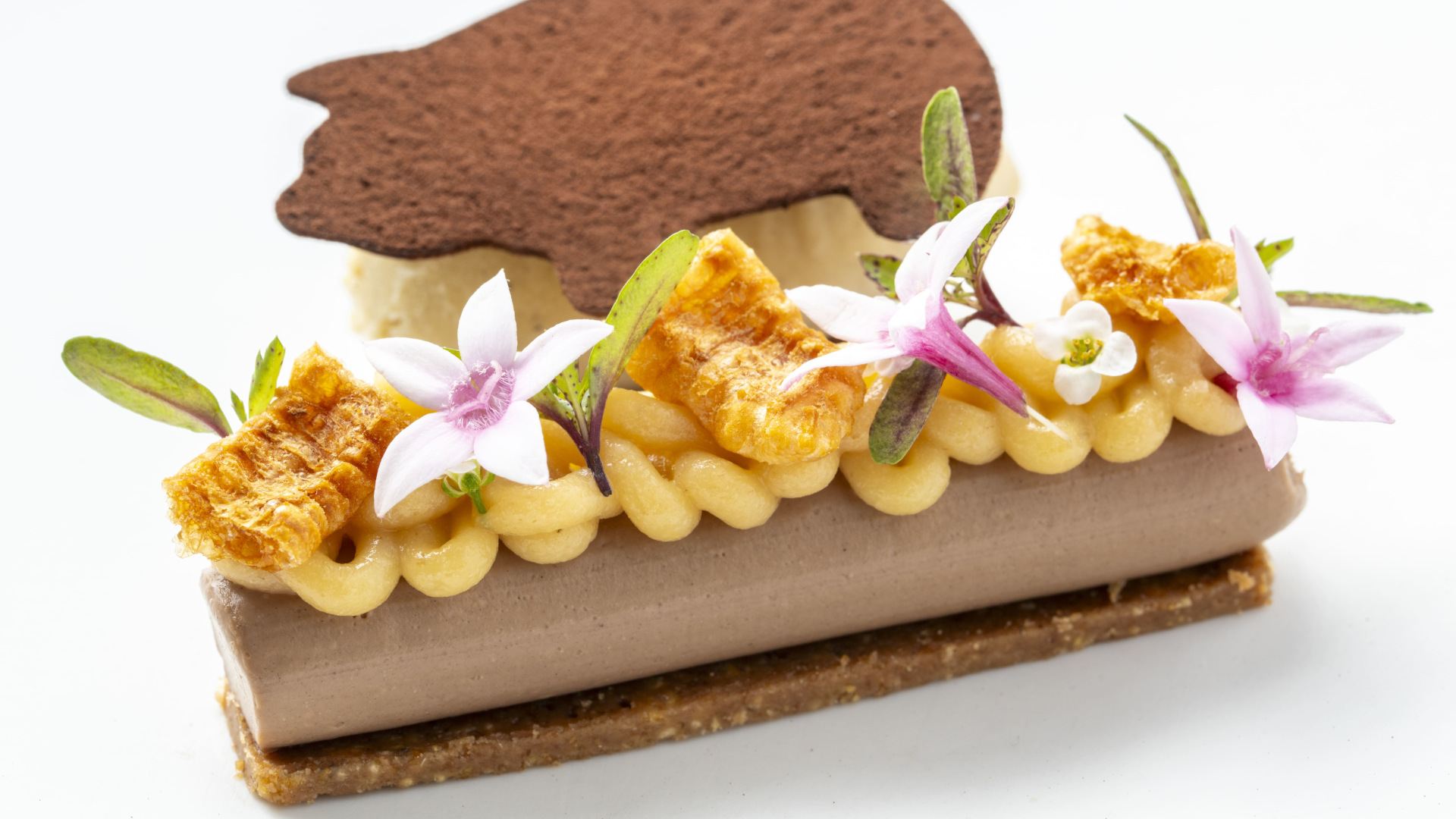 Dessert decorato con fiori e una wafer di cioccolato a Tenerife.