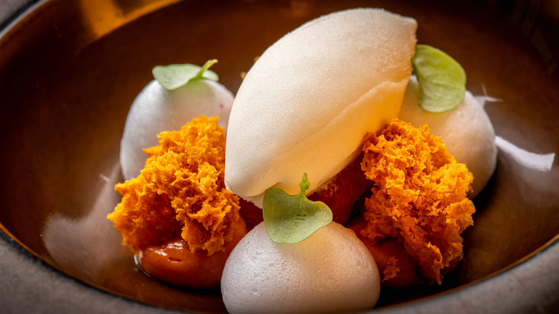 Dessert gourmet con schiuma e sorbetto servito al ristorante di Tenerife.
