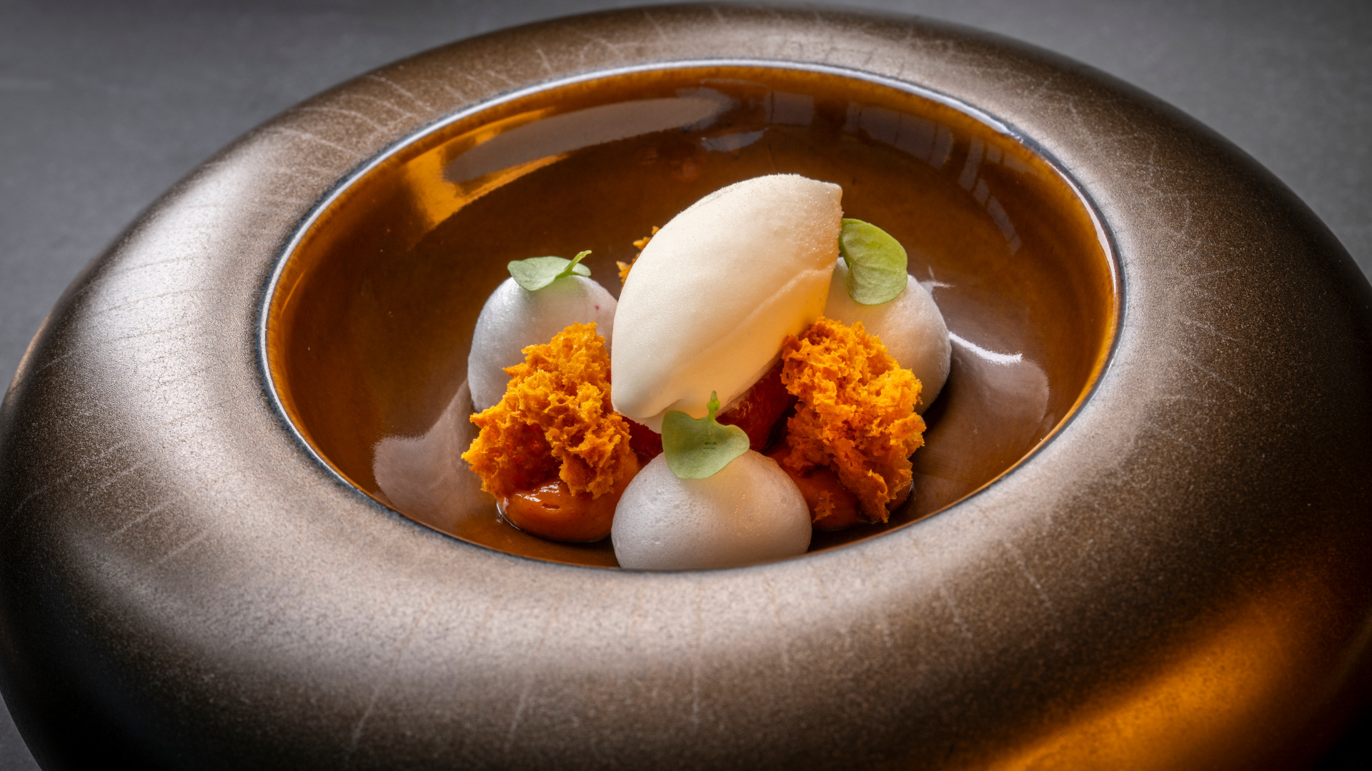 Piatto gourmet con sorbetto e schiuma, servito in un ristorante a Tenerife.