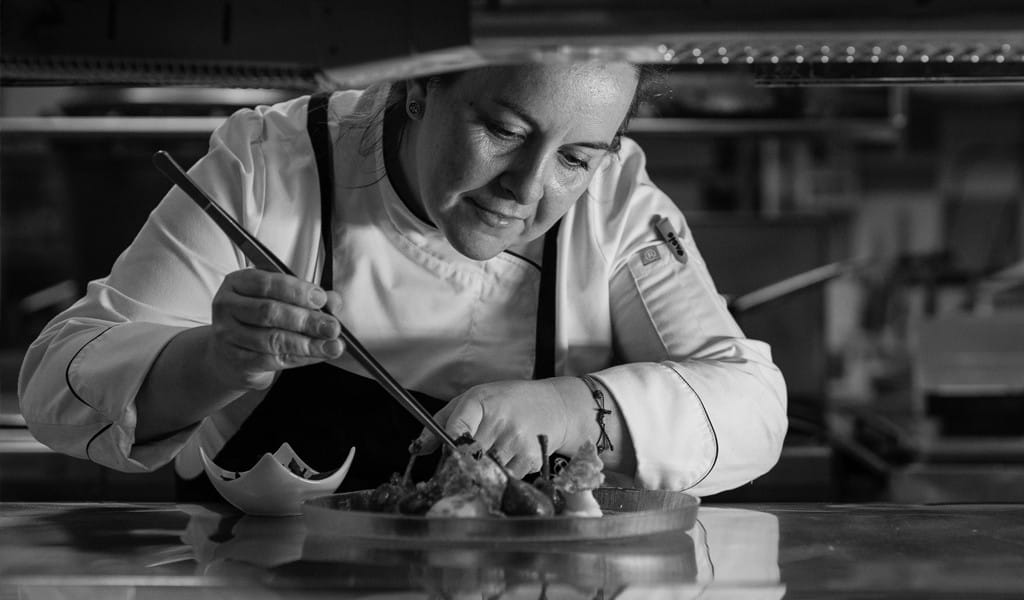 Chef in azione che prepara un piatto in un ristorante a Tenerife.