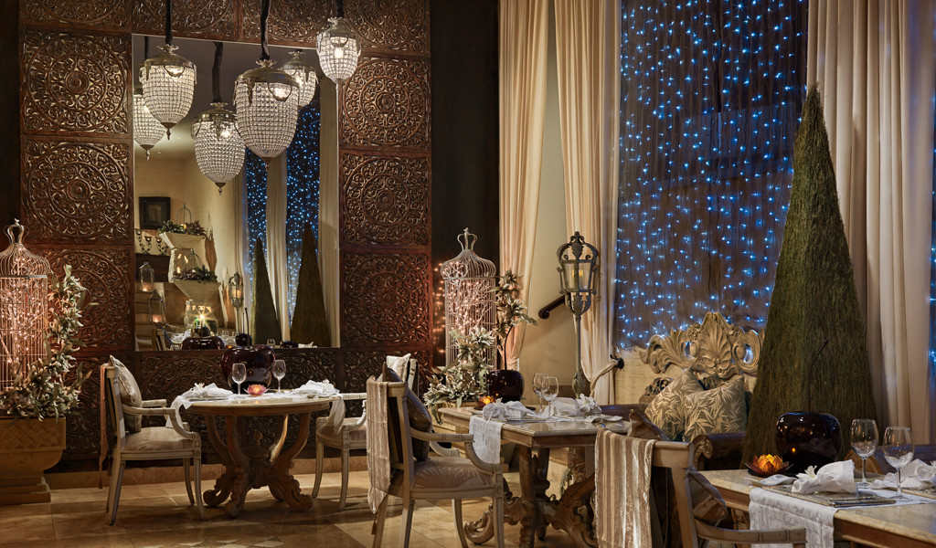 Elegante ristorante a Tenerife con tavoli decorati e luci pendenti.