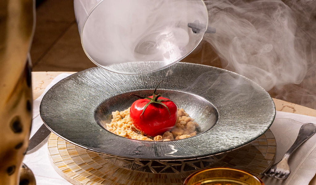 Pomodoro su base di briciola su un piatto fumante in un ristorante a Tenerife.
