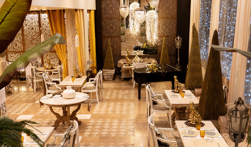 Ristorante a Tenerife con tavoli decorati ed eleganti luci a pendente.