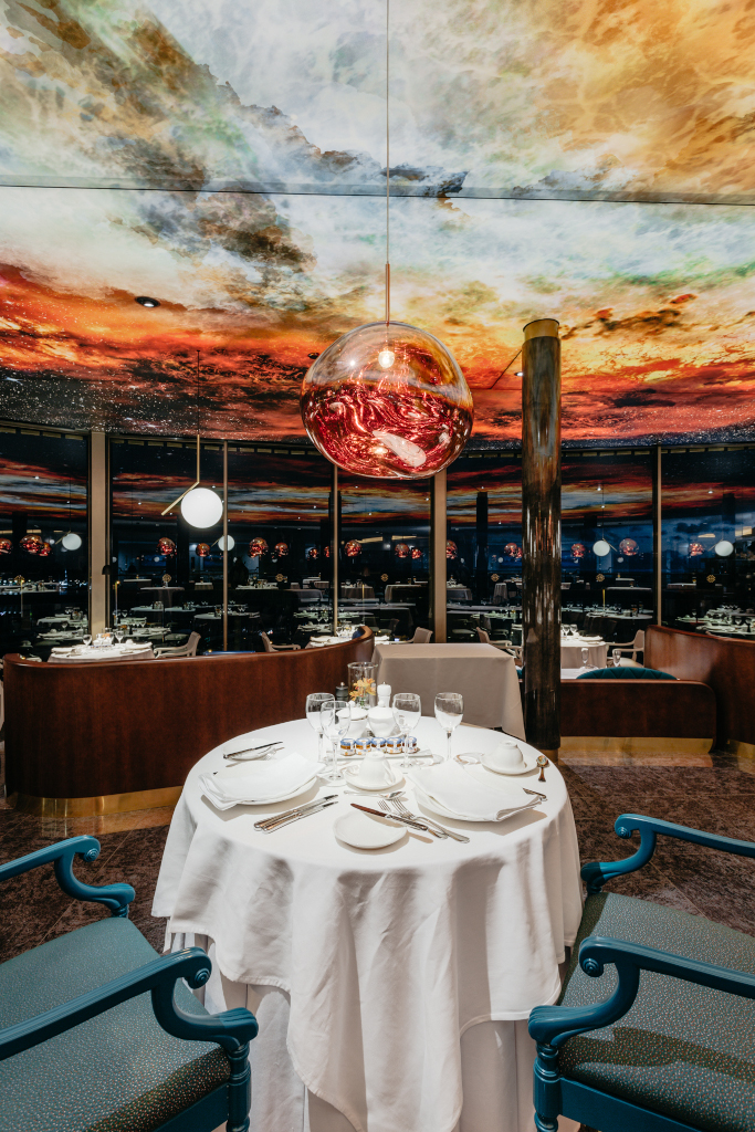 Tavolo con bicchieri e piatti sotto un soffitto dipinto in un ristorante a Tenerife.