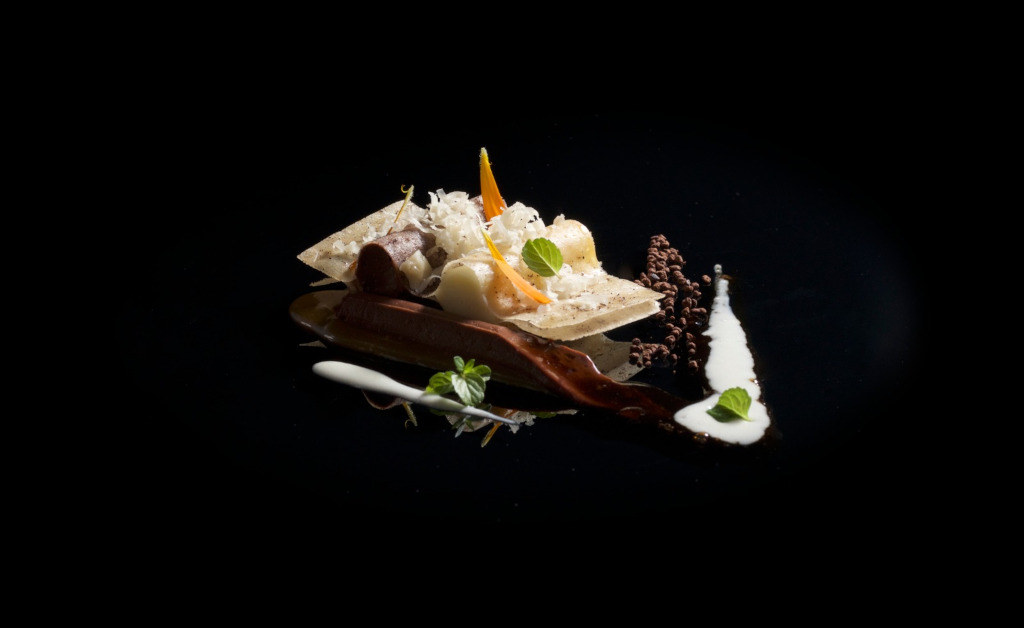 Piatto gourmet con texture e presentazione artistica a Tenerife.