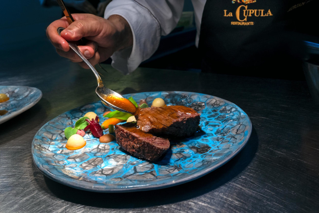 Piatto gourmet con salsa servito al ristorante La Cúpula, Tenerife.